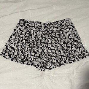 LOFT Black and White Floral Shorts M Petite
